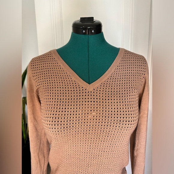 The Limited Merino Wool Blend, Light, tan mauve, V-Neck Sweater.  Size S - Picture 4 of 10